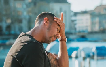 لماذا يحدث الصداع المتكرر؟ أهم الأسباب وطرق التخفيف بدون أدوية