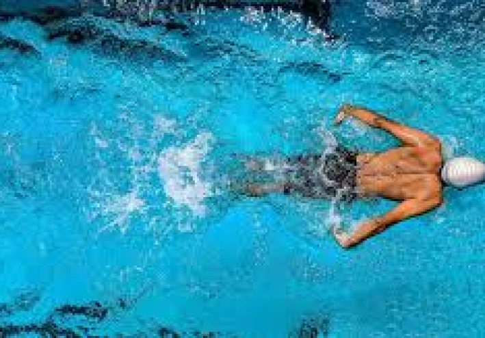 السباحة تساعد على إنقاص الوزن وهذه هي الأنماط التي تستهلك معظم السعرات الحرارية