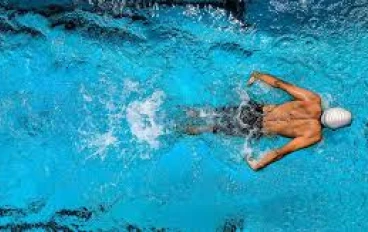  السباحة تساعد على إنقاص الوزن وهذه هي الأنماط التي تستهلك معظم السعرات الحرارية