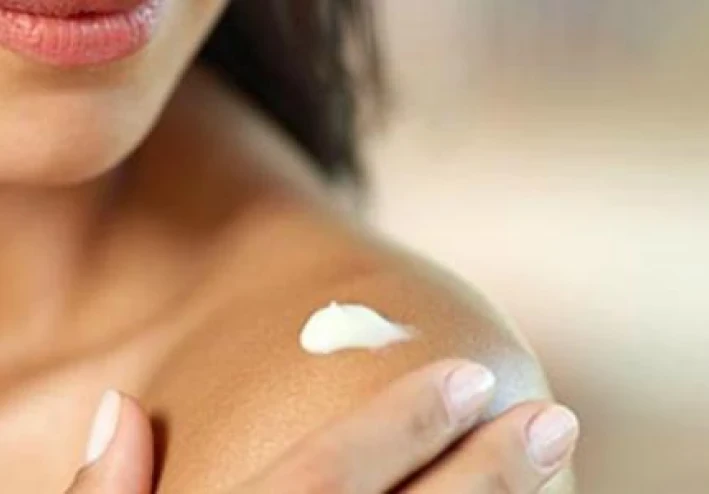 الدقيقة الذهبية من حليب الجسم لتحقيق أقصى استفادة من مرطب الجسم بعد الاستحمام