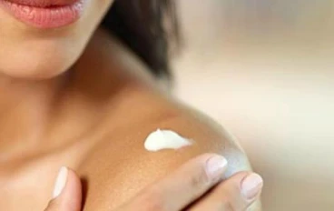 الدقيقة الذهبية من حليب الجسم لتحقيق أقصى استفادة من مرطب الجسم بعد الاستحمام