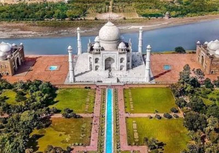 تاج محل الذي بناه الملك شاه جهان لزوجته ممتاز