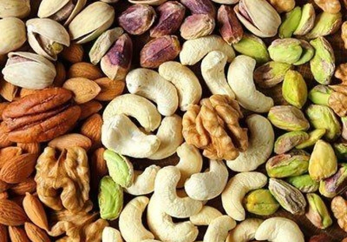 🥜 فوائد المكسرات للكبار والأطفال: الكنز الغذائي الذي لا غنى عنه للصحة اليومية