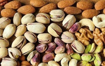 🥜 فوائد المكسرات للكبار والأطفال: الكنز الغذائي الذي لا غنى عنه للصحة اليومية