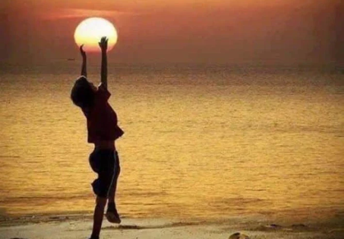 اللحظه إلى بتقسم العمر نصين