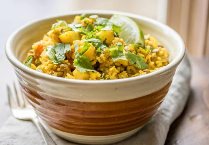 🍛✨ طريقة عمل الكشري الأصفر على أصوله — وصفة مصرية تقليدية بنكهة أصيلة