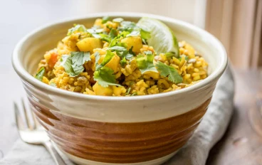 🍛✨ طريقة عمل الكشري الأصفر على أصوله — وصفة مصرية تقليدية بنكهة أصيلة