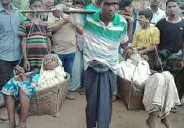 لا يتركهم ولو على حافة الموت: شاب يحمل والديه 160 كيلومتراً ويُعيد تعريف معنى البرّ والرجولة