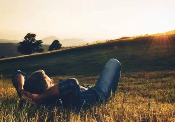 ماذا  يحدث عندما يلامس الإنسان الأرض؟