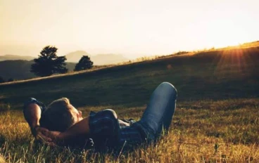 ماذا  يحدث عندما يلامس الإنسان الأرض؟ 