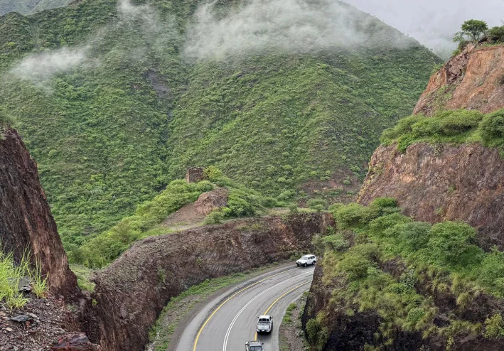 محافظة رجال ألمع في عسير: نافذة إلى جمال الطبيعة وروح التراث