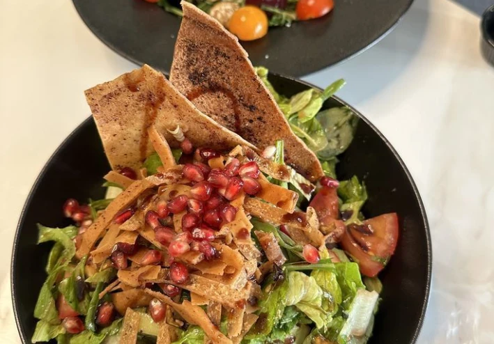 سلطة الفتوش: تاريخها، مكوناتها، وفوائدها الصحية