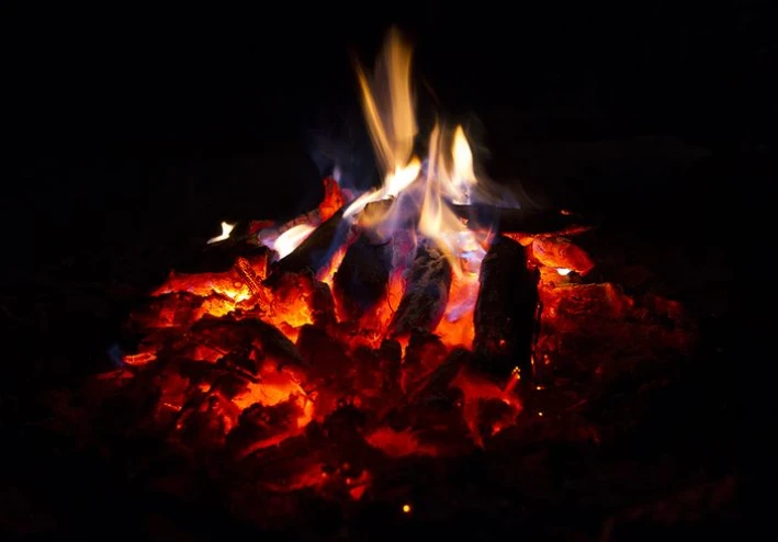 تأثير العزلة على الإبداع عند الشباب: رحلة داخل العقل الهادئ