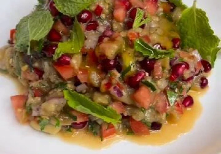 سلطة الباذنجان المشوي بالطحينة: طبق شهي وصحي