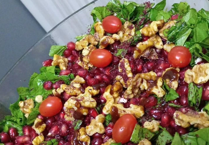 سلطة الجرجير بالفجل والطماطم: طبق صحي ومنعش