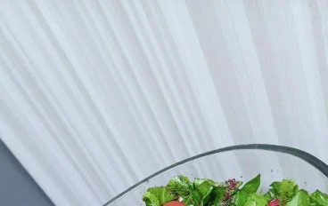 سلطة الجرجير بالفجل والطماطم: طبق صحي ومنعش