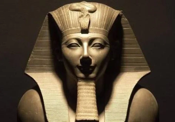 كيف بنى تحتمس الثالث الإمبراطورية المصرية بالذهب والسيف؟
