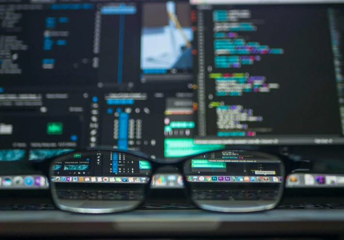 رحلة إلى عالم البرمجة: لغات الحاسوب التي تُحيي أفكارنا