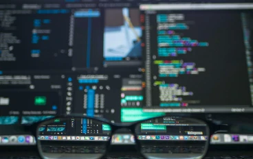 رحلة إلى عالم البرمجة: لغات الحاسوب التي تُحيي أفكارنا