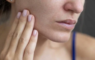 ⭐ روتين العناية بالبشرة الدهنية في الشتاء: خطوات ذكية لبشرة صحية بدون جفاف أو حبوب