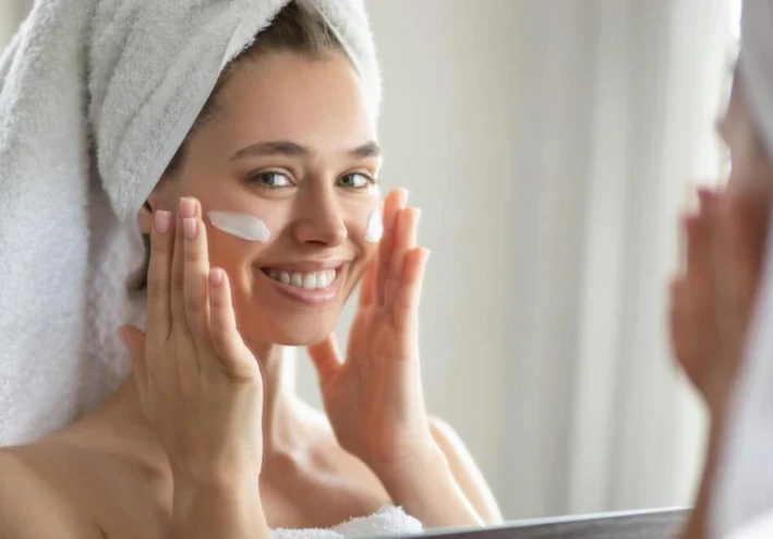 روتين العناية بالبشرة يوميًا وأسبوعيًا: خطوات بسيطة لبشرة صحية ونضرة