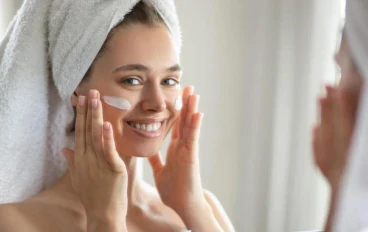 روتين العناية بالبشرة يوميًا وأسبوعيًا: خطوات بسيطة لبشرة صحية ونضرة 