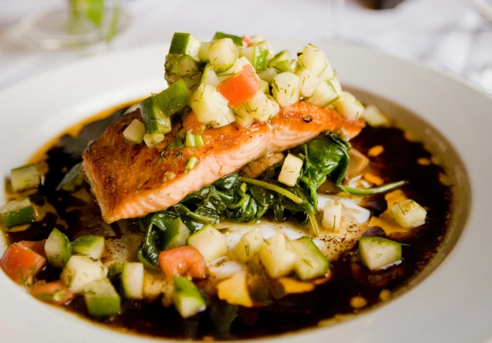 أطباق رئيسية مبتكرة تعيد تعريف المائدة اليومية بنكهات ذكية تجمع بين الصحة والطعم الأصيل