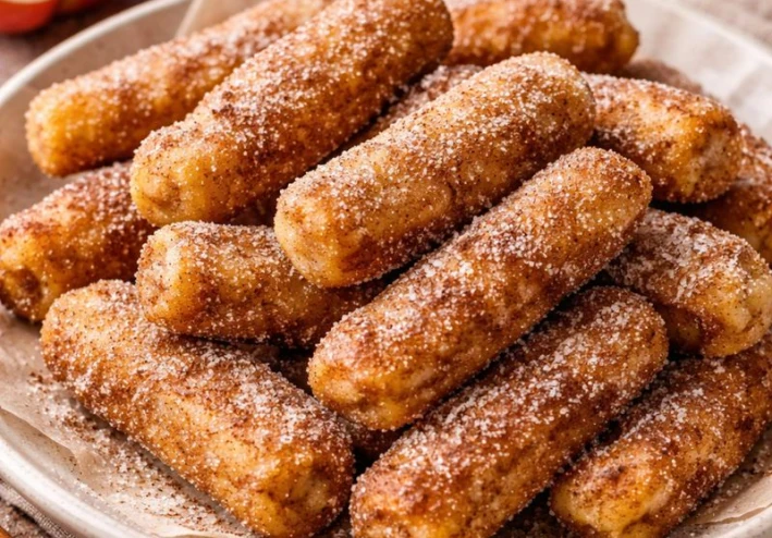 🍎✨ طريقة عمل أصابع التفاح المقلية بالسكر والقرفة  تحلية سريعة بطعم دافئ لا يُقاوم