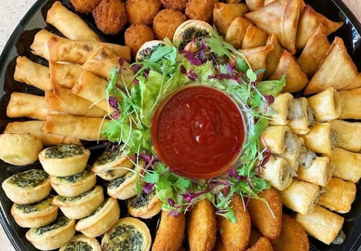 معجنات مالحة هشة بحشوة الجبن والزعتر