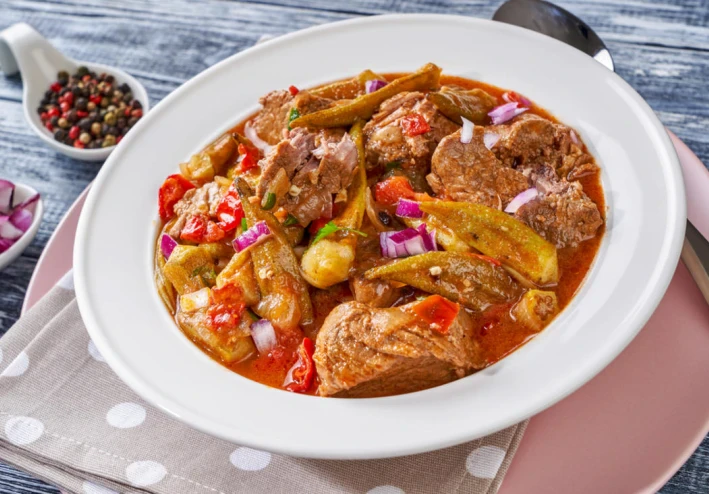 🍲🌿 طريقة عمل البامية باللحم وصفة شرقية أصيلة بطعم غني لا يُقاوم