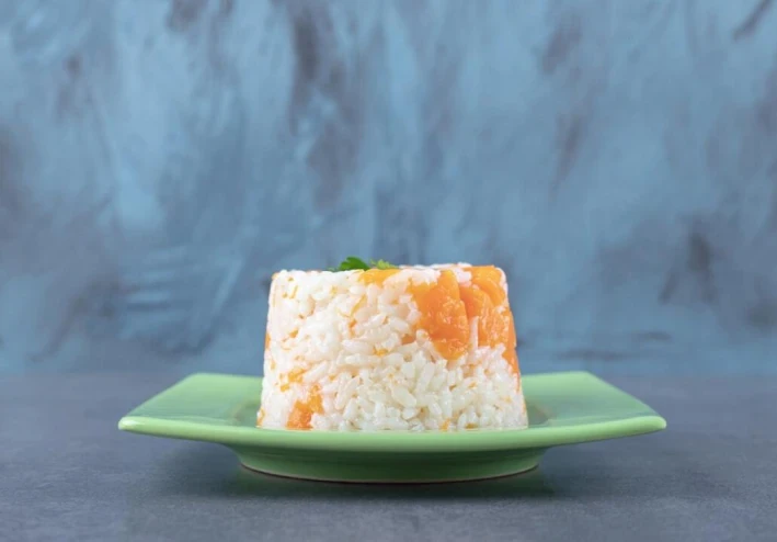 🍑🍚 طريقة عمل بودينغ تايلندي بالأرزّ والدرّاق حلوى آسيوية كريمية بنكهة استوائية فاخرة