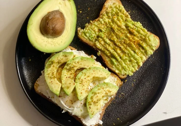 لماذا يُعتبر الأفوكادو كنزًا غذائيًا في عالم التغذية الصحية؟