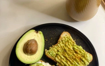 لماذا يُعتبر الأفوكادو كنزًا غذائيًا في عالم التغذية الصحية؟