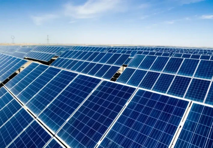 الألواح الشمسية: التكنولوجيا، التطبيقات، والتحديات