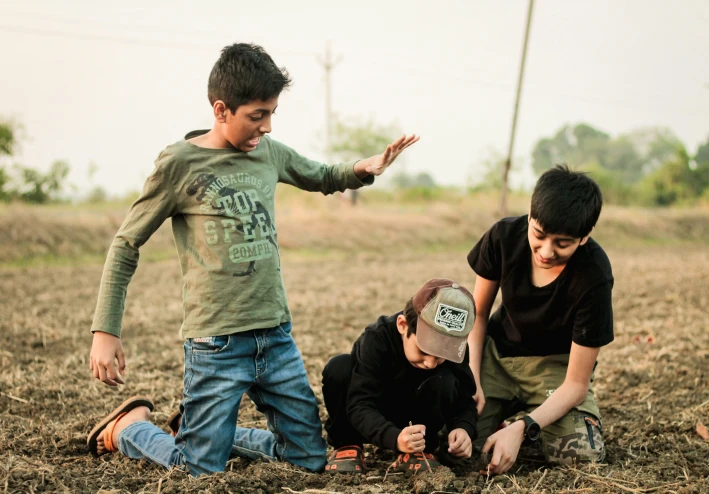 أصدقاء، ألوان، وكرات… قصص تعلّمنا السلوك الجميل