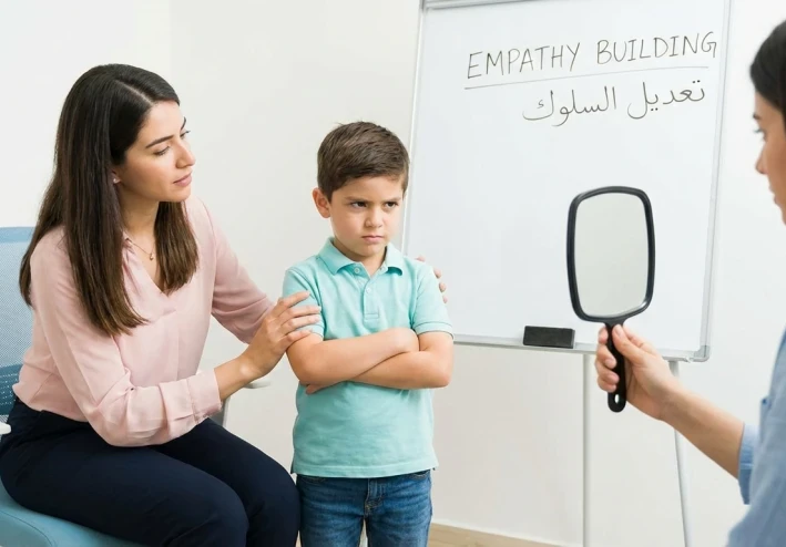 "شايف نفسه على زمايله!".. هل يربي منزلك "طاووساً" صغيراً؟ دليلك لإنقاذ طفلك المتكبر من فخ الغرور