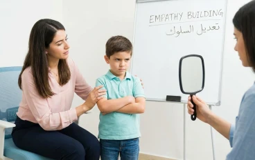 "شايف نفسه على زمايله!".. هل يربي منزلك "طاووساً" صغيراً؟ دليلك لإنقاذ طفلك المتكبر من فخ الغرور