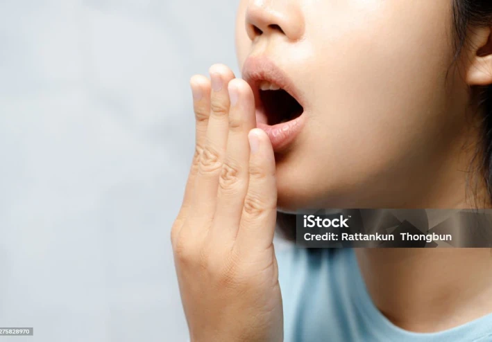 أسباب رائحة الفم الكريهه وطرق العلاج الجذري