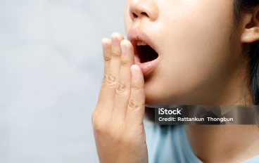 أسباب رائحة الفم الكريهه وطرق العلاج الجذري