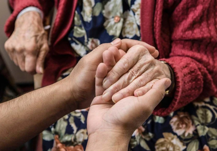 لماذا نتصرف مثل والدينا عندما نتقدم في السن؟