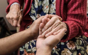 لماذا نتصرف مثل والدينا عندما نتقدم في السن؟