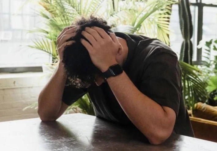 🖇️ الفرق بين الكسل والإرهاق النفسي: كيف تميّز بينهما وتستعيد طاقتك من جديد؟