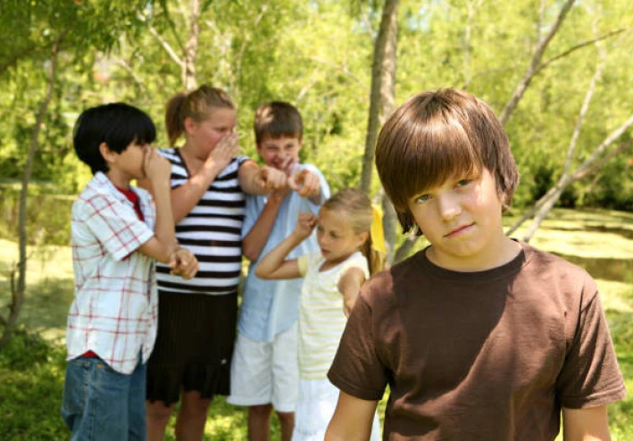 تدريب الأبناء على التصدي للتنمر: مسؤولية تربوية مشتركة.