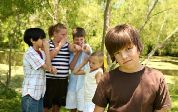 تدريب الأبناء على التصدي للتنمر: مسؤولية تربوية مشتركة.