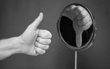 📑 ليه بنفقد الثقة في نفسنا فجأة؟ أسباب خفية وتأثيرها على حياتك النفسية