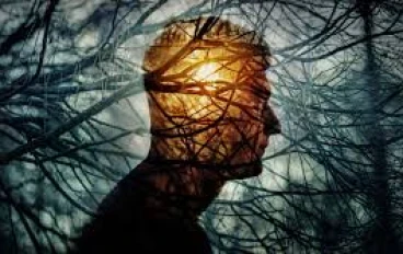 خدعة عالم النفس نيكول أوشيمز سالسيدو للتوقف عن الإفراط في التفكير والخروج من الحلقة: "علينا أن نختار الفكر الذي نولي أهمية له"