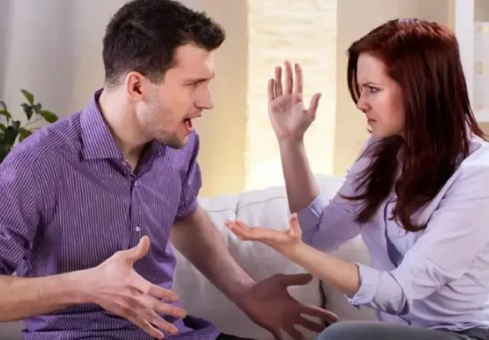 🟦 أسباب الخلافات الزوجية الحديثة وحلولها الذكية لبناء علاقة مستقرة