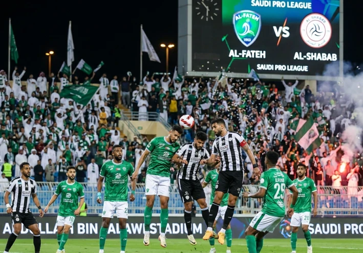 معادلة الصعود السعودي: كيف يصنع الفتح والشباب سباقاً تاريخياً في دوري روشن؟