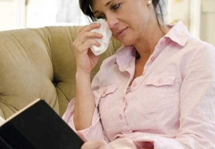 رجل يسير في غابات أفريقيا