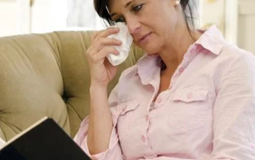 رجل يسير في غابات أفريقيا